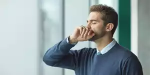 4 علت بوی بد دهان بعد از عمل اسلیو